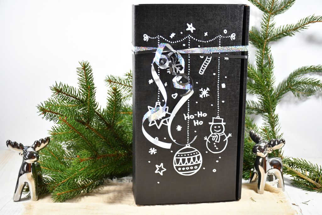 Geschenk schwarz mit Kreidemalerei